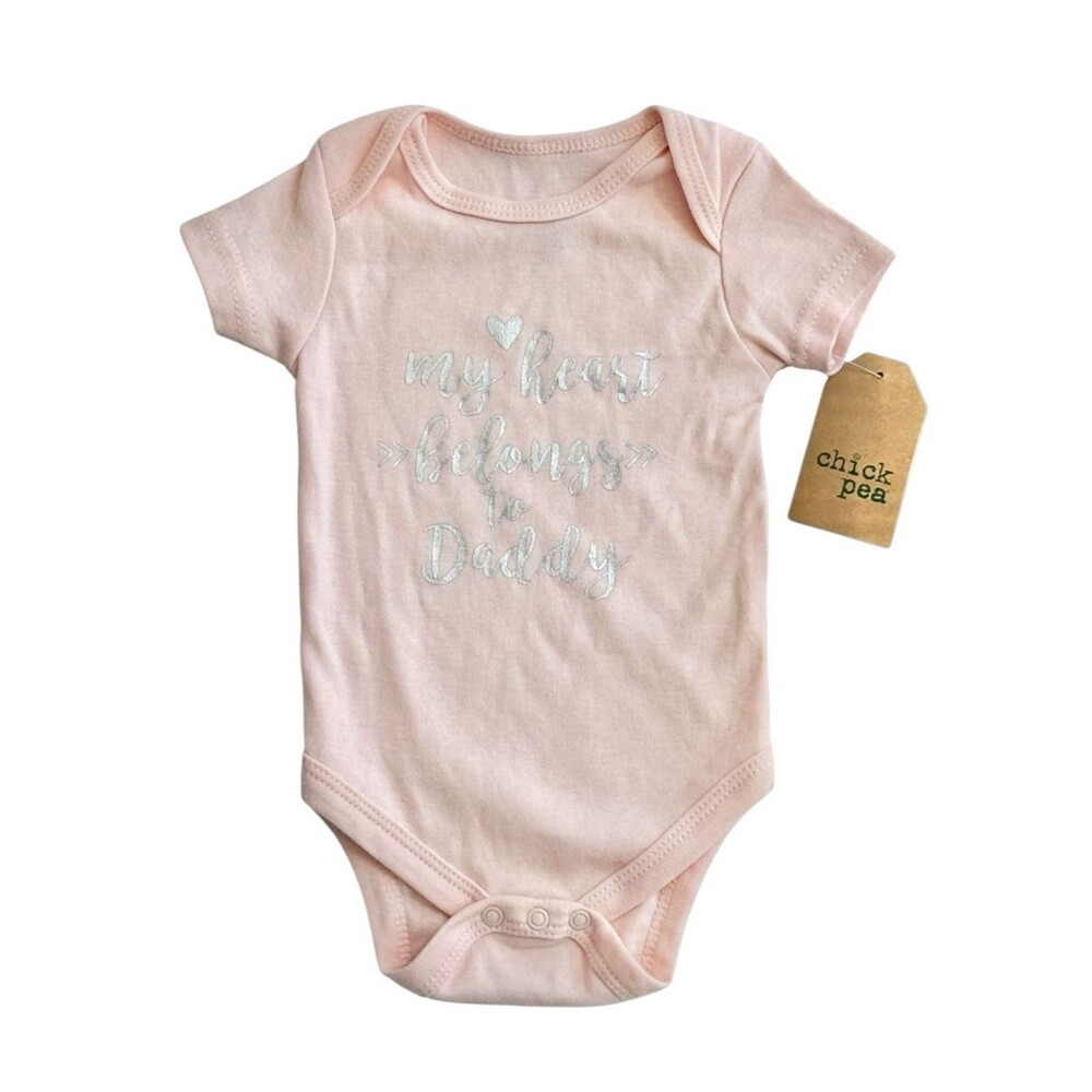 Chick Pea Baby My Heart Belongs to Daddy Pink Bodysuit Onesie. 0-3 Months. NEW.